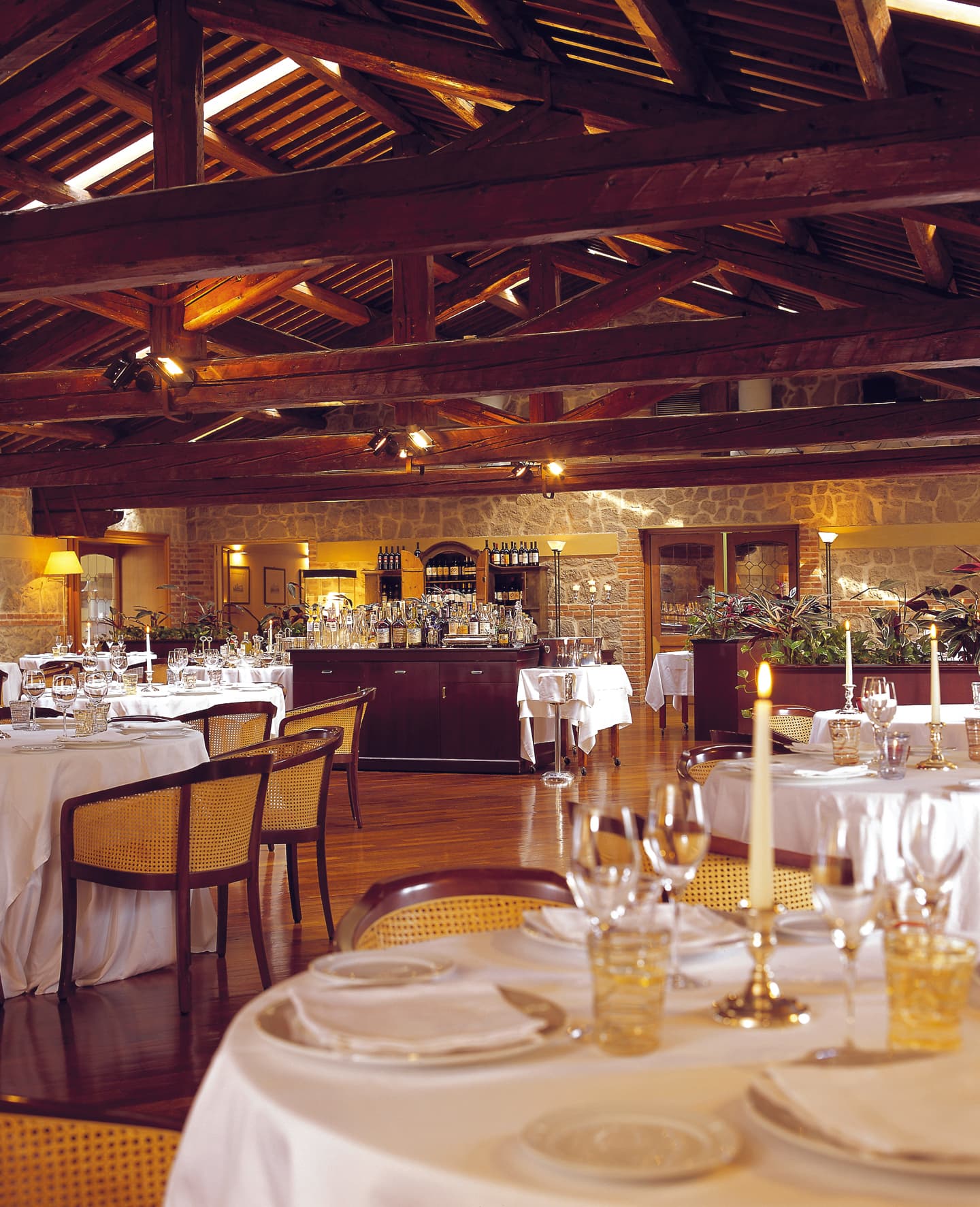 Elegante sala ristorante con travi a vista e tavoli apparecchiati per eventi alla Montecchia Green, Selvazzano Dentro, Padova