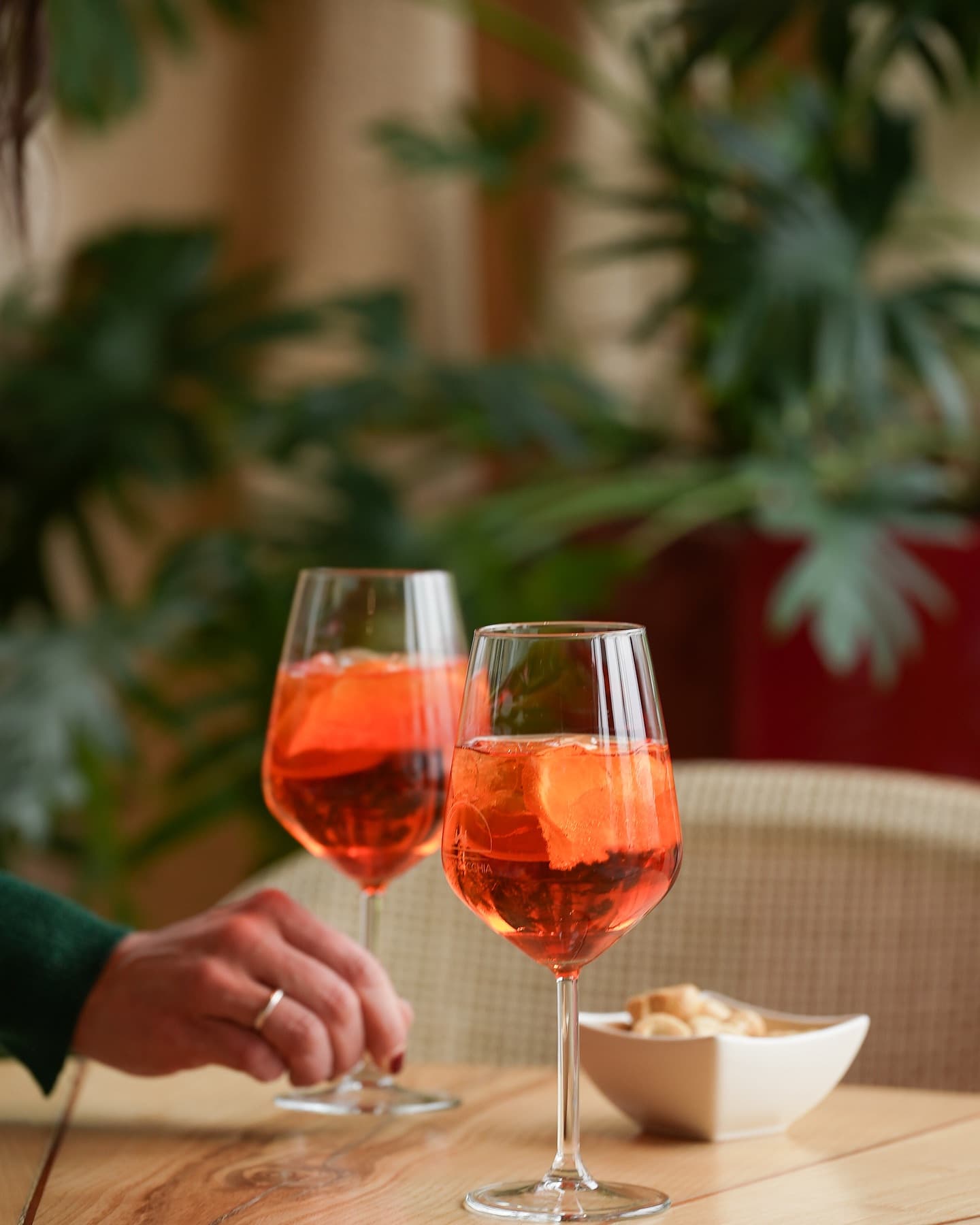 Aperitivo spritz sulla terrazza de La Montecchia Green con vista sul Golf della Montecchia, Colli Euganei